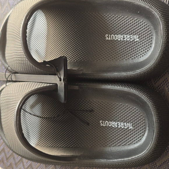 THEREABOUTS BRAND GIRLS BLACK SLIDE SANDALS SIZE 2-3 - Picture 4 of 10